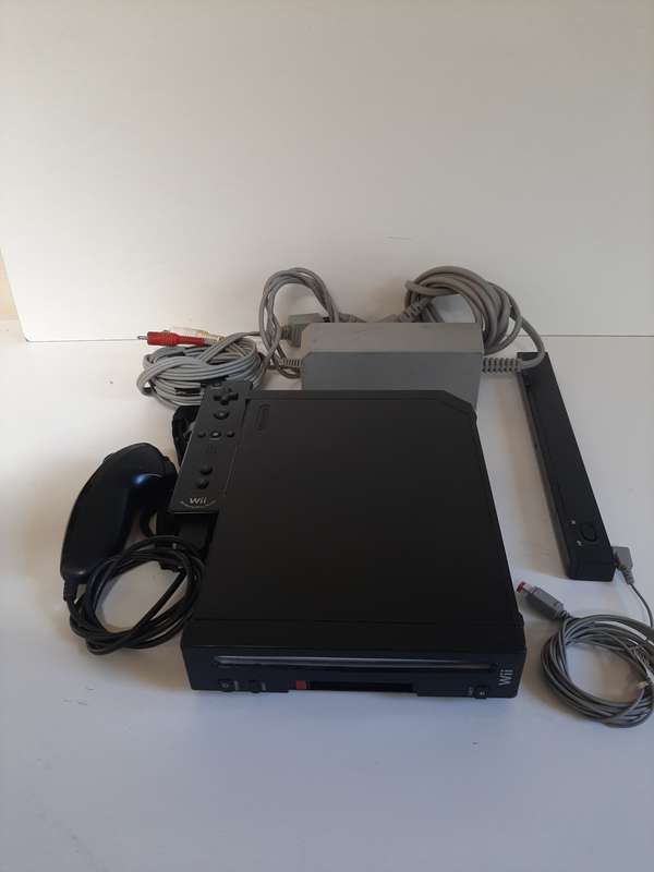 Nintendo Wii + WII controller + Nunchuk + Video cable + Power supply